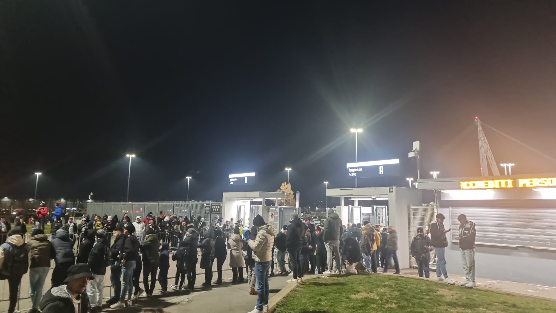 Allianz Stadium: l'arrivo dei pullman di Juve e Salernitana - VIDEO 36 Tifosi Juve