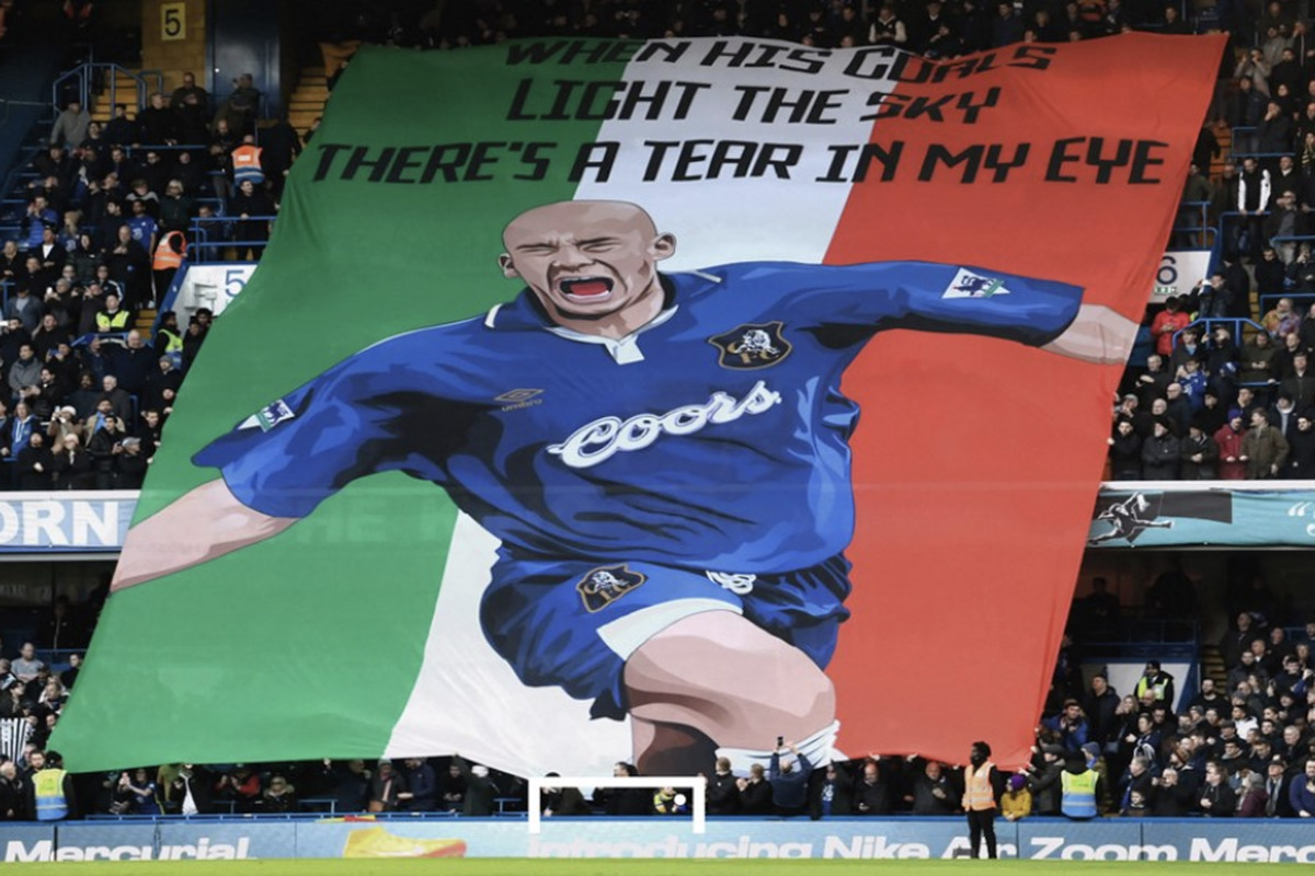 Vialli, Stamford Bridge si ferma: striscioni e lacrime per l'ex attaccante - FOTO 36 Vialli striscione