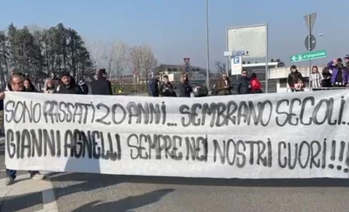 Tifosi Juve uniti per l'Avvocato e la squadra: gli striscioni - FOTO 36 striscione tifosi juve agnelli e1674996536827