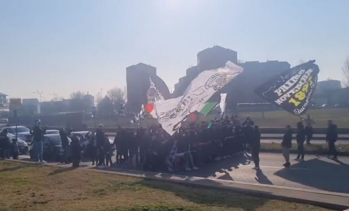 Juve Monza, tifosi vicino alla squadra: cori fuori lo Stadium - VIDEO 36 tifosi juve stadium monza e1674995785241