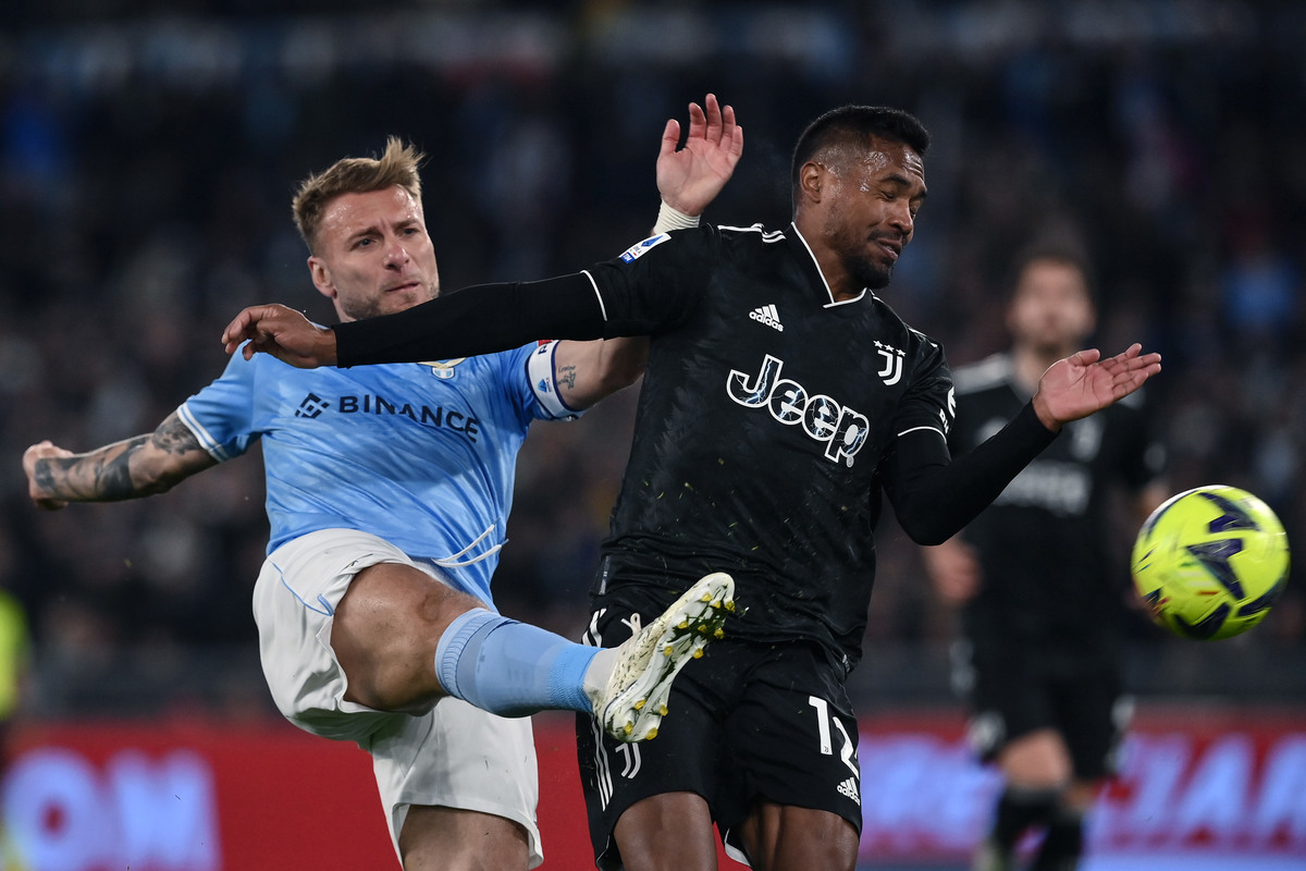 Alex Sandro disastroso, tifosi Juve furibondi: «Se gioca prendi gol, sbaglia sempre lui» 36 Alex Sandro