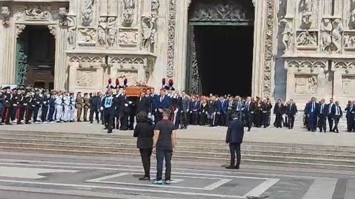 Funerali Berlusconi, l'uscita del feretro dal Duomo di Milano - VIDEO 36 Feretro Berlusconi 1