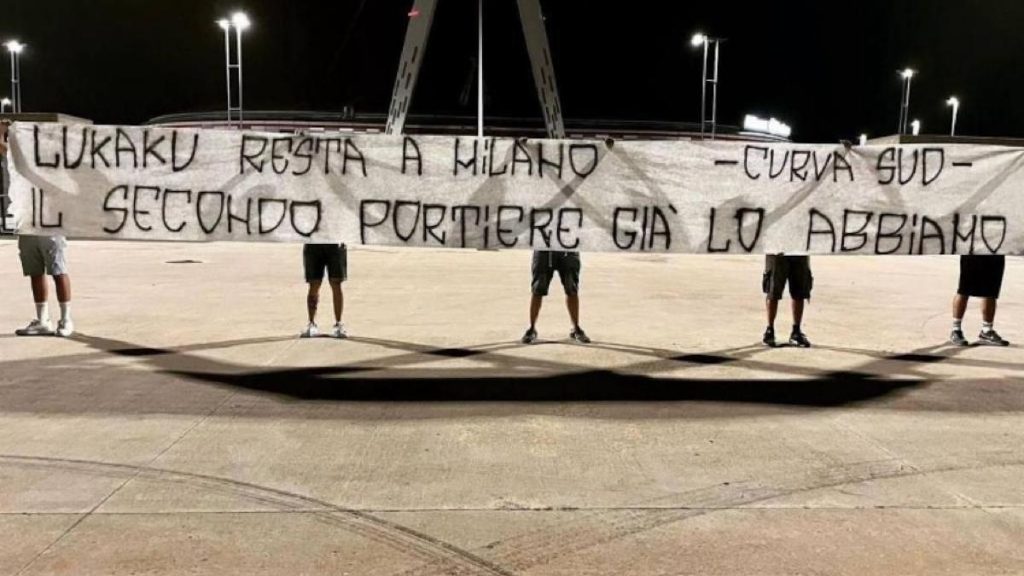 Striscione lukaku juve