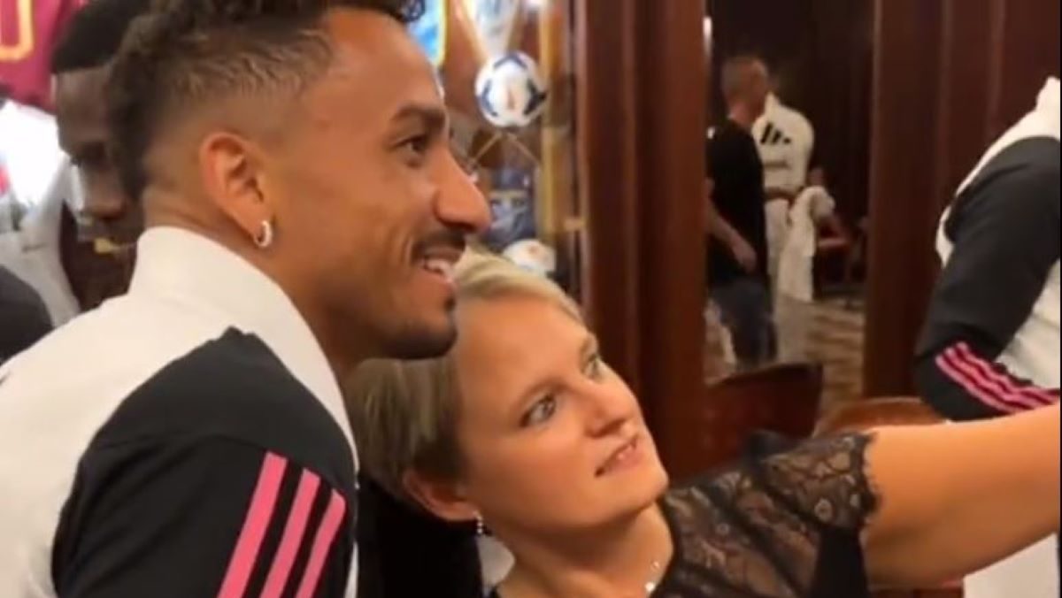 Sassuolo Juve: emozionante Meet & Greet coi tifosi a Reggio Emilia - VIDEO 36 danilo tifosa e1695410696566