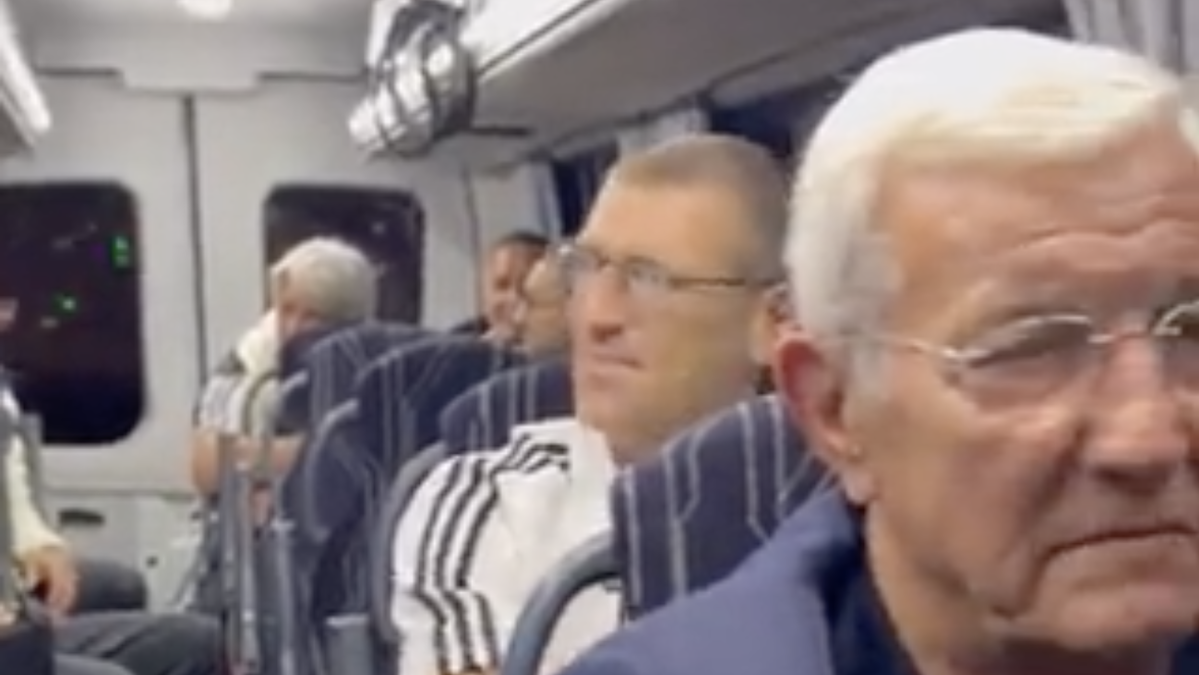 Lippi impassibile alla canzone di Ferrara: il siparietto nel pullman - VIDEO 36 lippi