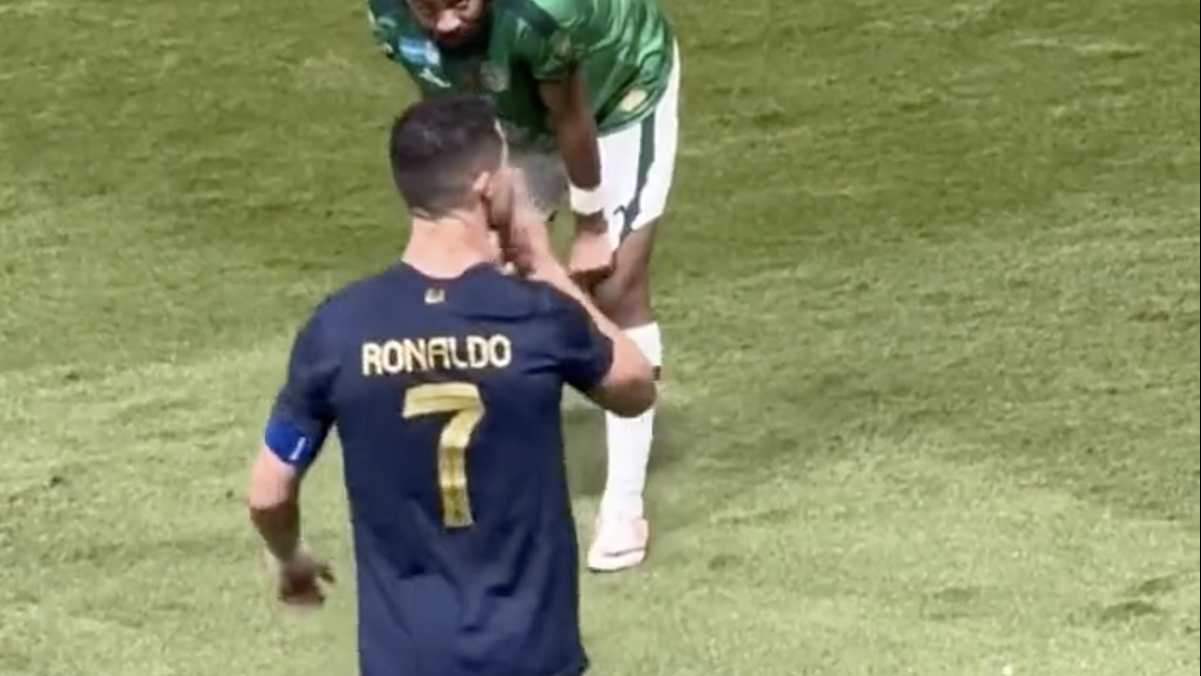Ronaldo zittisce i tifosi che inneggiano Messi: il gesto dell'ex Juve - VIDEO 36 Schermata 2023 10 31 alle 21.05.15 e1698782927348