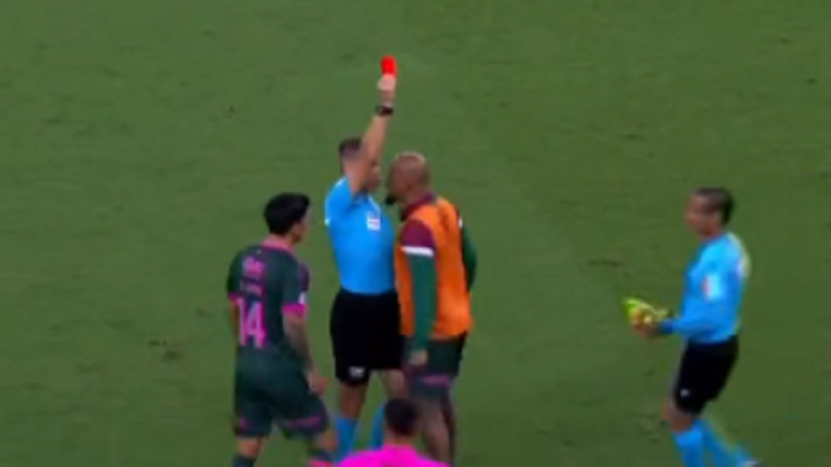 Felipe Melo non si smentisce! Rosso per l'ex Juve dalla panchina e duro faccia a faccia con l'arbitro - VIDEO 36 felipe-melo