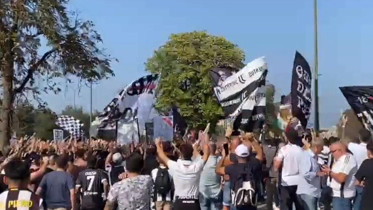 Juve Torino, clima già caldissimo: cori e canti dei tifosi bianconeri - VIDEO 36 tifo juve to e1696685590188