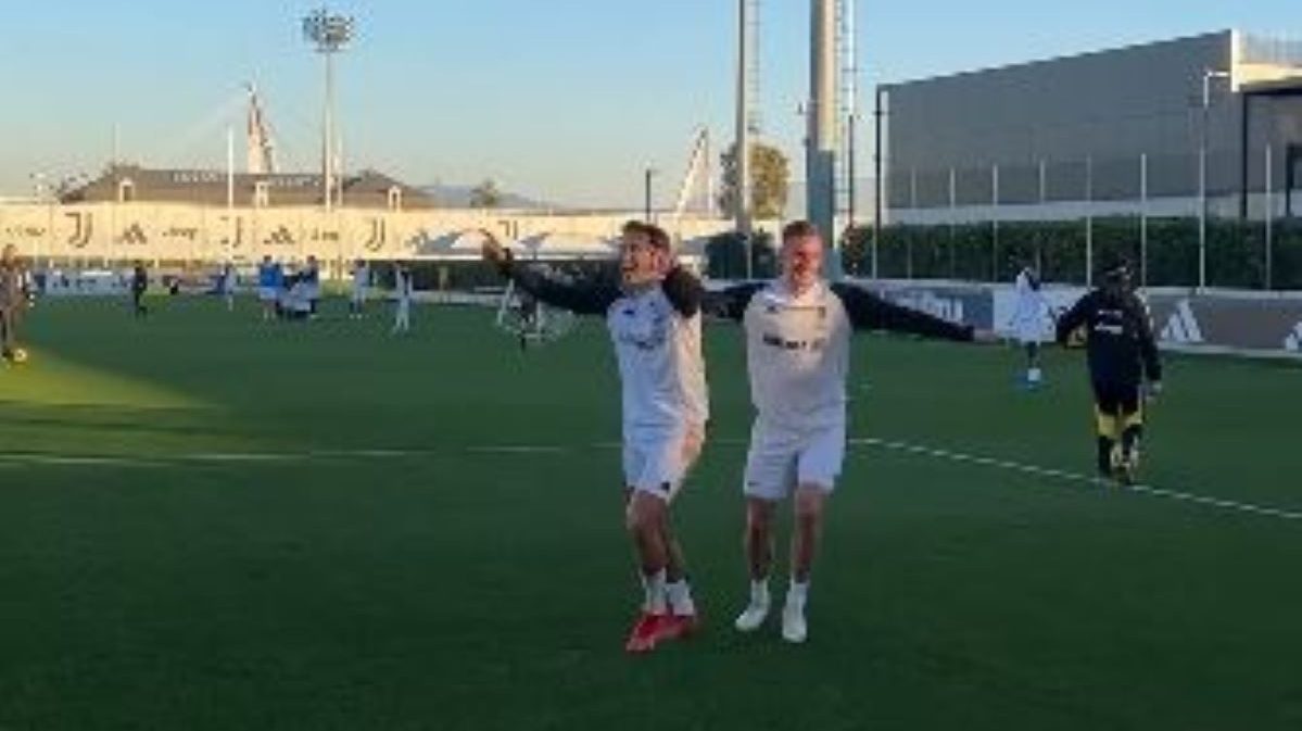 Chiesa e Milik, abbracci e sorrisi: la Juve esalta gli attaccanti - VIDEO 36 chiesa milik e1700865202759