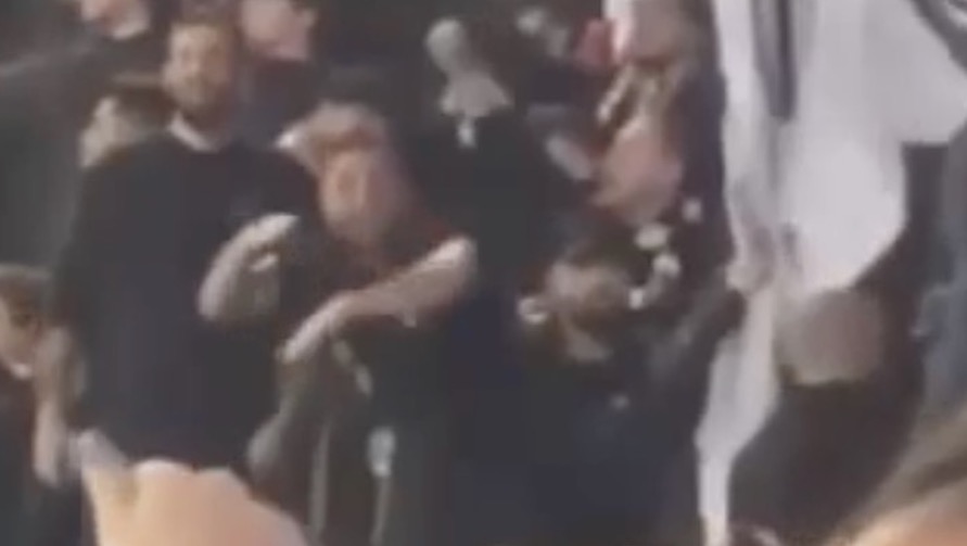 Fiorentina-Juve: un tifoso nel settore ospiti ironizza sui morti dell'alluvione - VIDEO 36 tifoso juve alluvione fiorentina