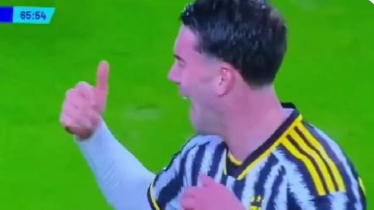 Vlahovic provoca Llorente: il difensore della Roma va giù, il gesto del serbo - VIDEO 36 vlahovic