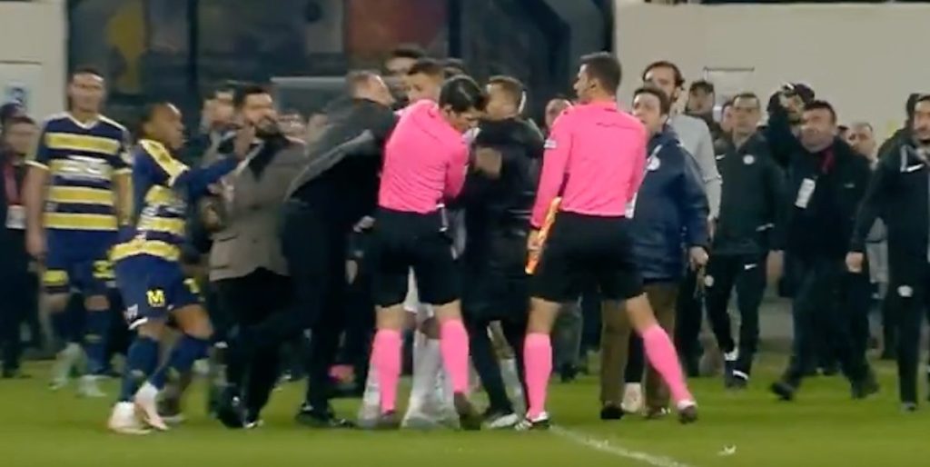 Aggressione arbitro turchia