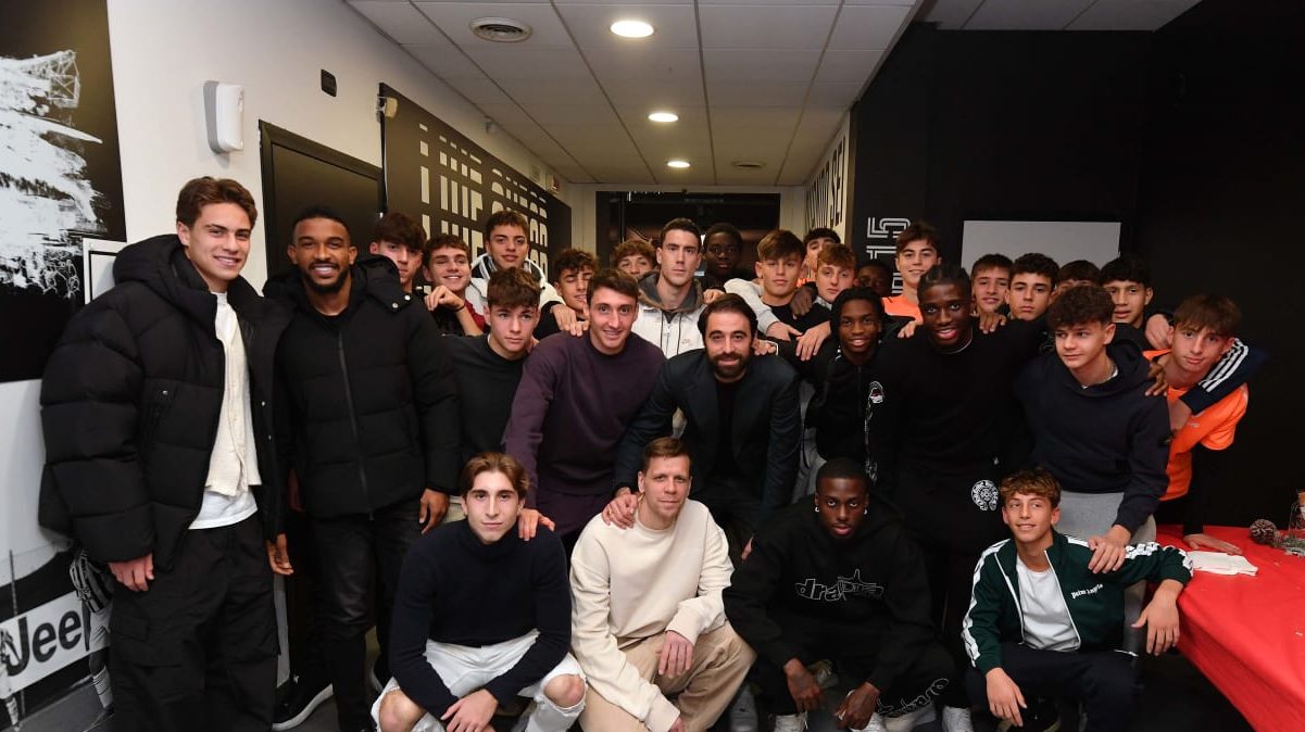Juve, a Vinovo è già festa di Natale: il gesto di Vlahovic e compagni per le giovanili - GALLERY 36 juve festa vinovo giovanili