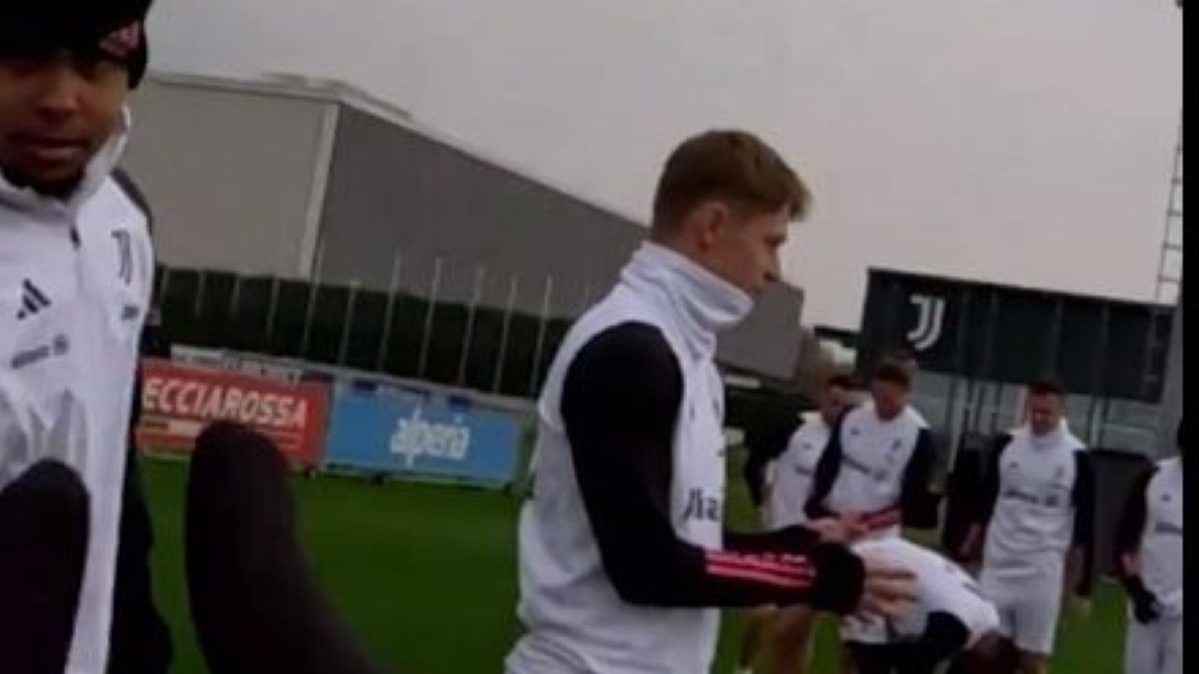 Iling-Junior prova la bodycam alla vigilia di Juve Napoli: il VIDEO è tutto da ridere 36 iling junior bodycam e1701953688946