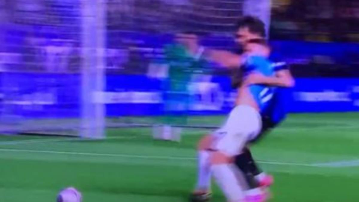 Supercoppa, ancora polemiche sull'Inter: Acerbi atterra così Immobile in area di rigore - VIDEO 36 acerbi immobile