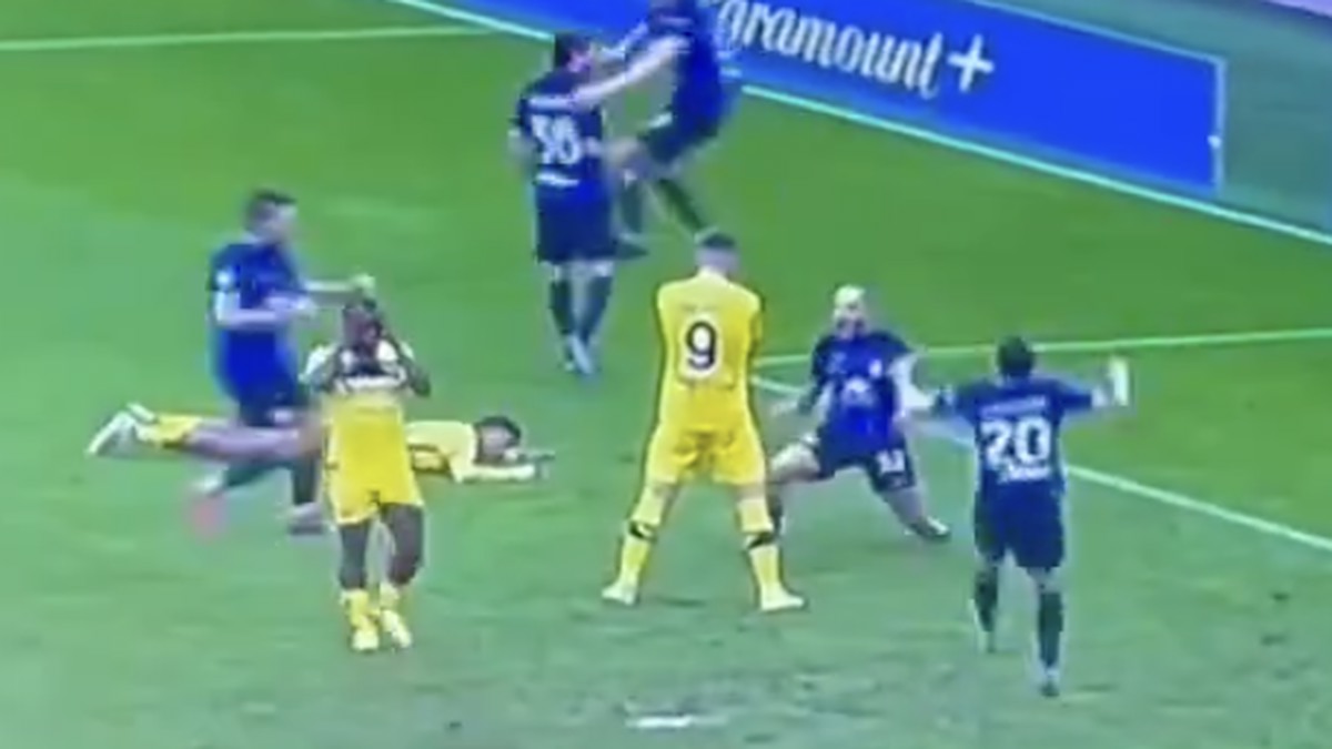 Inter Verona, ancora polemiche: Dimarco e Acerbi esultano in faccia a Henry - VIDEO 36 Dimarco Acerbi