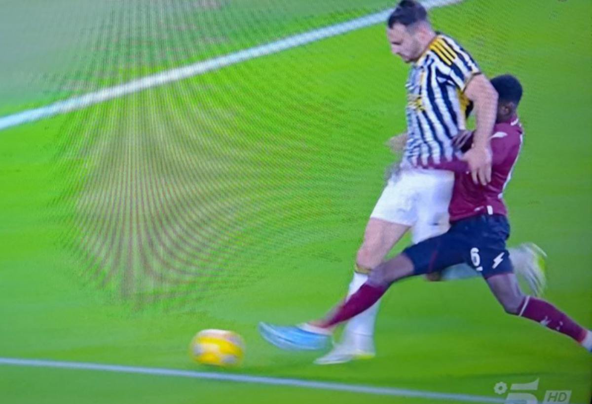 Rigore Juve annullato: Gatti giù in area, poi interviene il Var. L'episodio 36 GDBlZzbWUAAz4ka 1