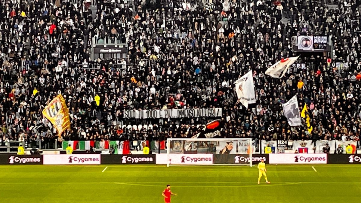 Juve Atalanta, striscione dei tifosi per Allegri: «Solo tu, 1000 e più. Immenso» 36 striscione pro allegri jpg e1710090934872