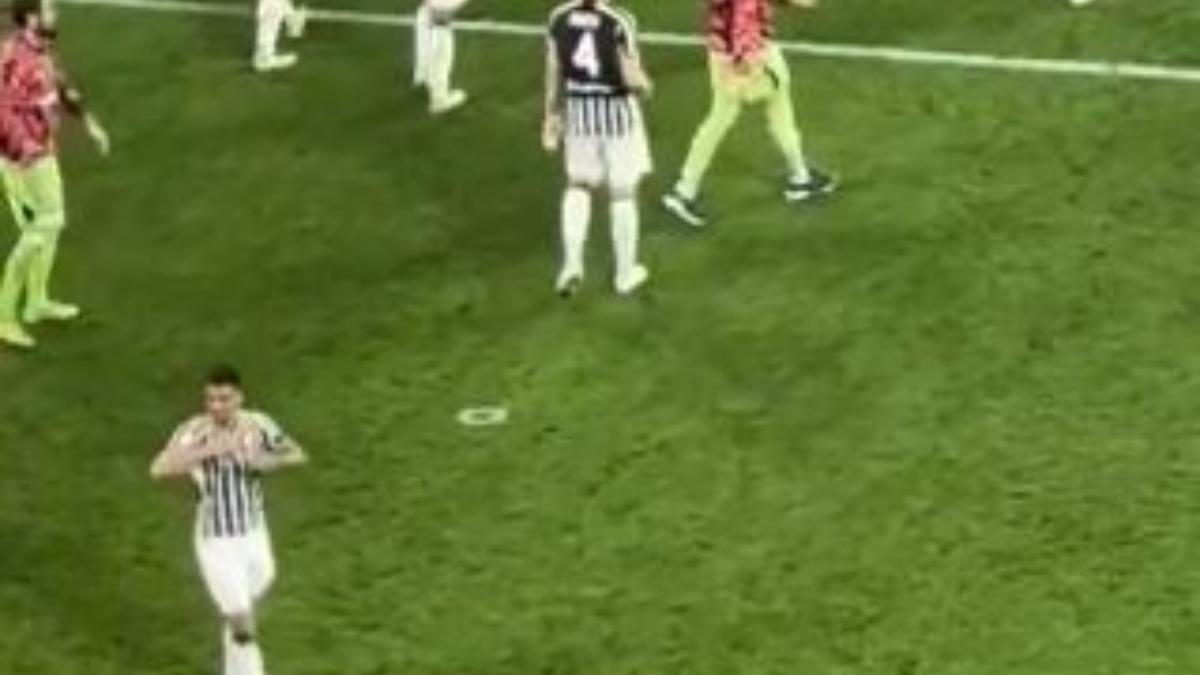 Danilo cuore Juve: il gesto verso la Curva dopo la vittoria con la Fiorentina - VIDEO 36 Cattura 1 3