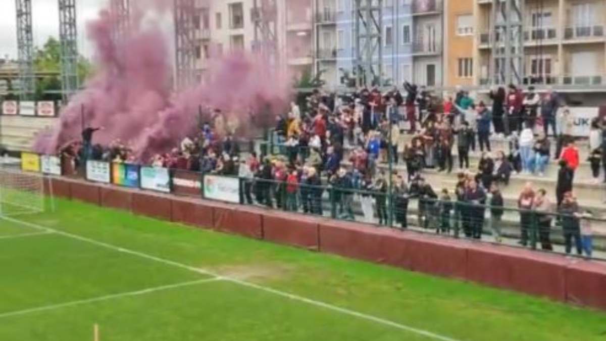Allenamento Torino, clima già infuocato e cori anti-Juve: la carica dei tifosi granata - VIDEO 36 juve torino allenamento filadelfia