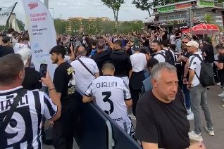 Juve sotto la Curva: il GESTO dei tifosi per caricare la squadra 36 atalanta juve tifosi