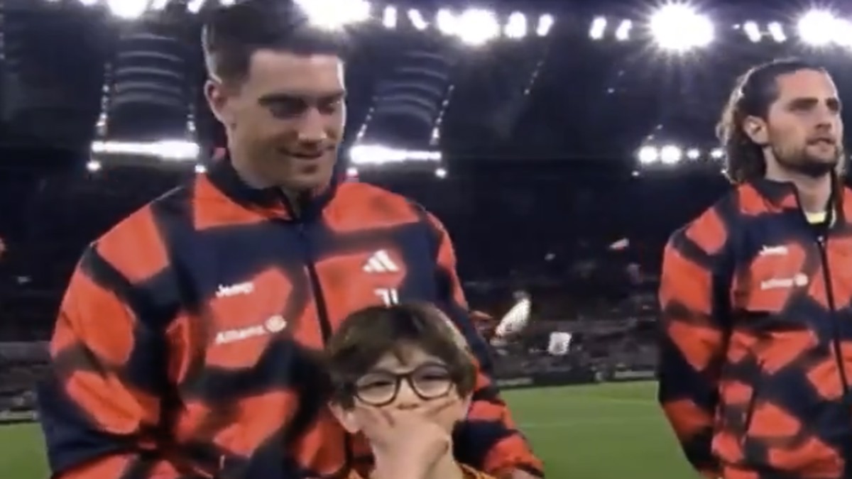 Dybala Vlahovic, quel gesto fa sorridere Dusan: social impazziti - VIDEO 36 Vlahovic Dybala Mask