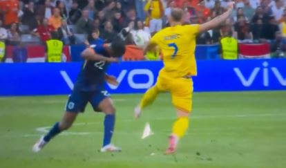 Dumfries, la simulazione è comica: il laterale dell'Inter fa discutere - VIDEO 36 dumfries euro 2024