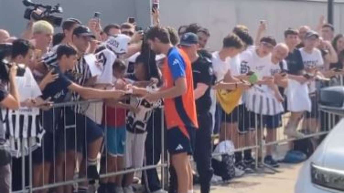 Locatelli, Miretti e Arthur al J Medical: l'accoglienza dei TIFOSI per i tre bianconeri - VIDEO 36 locatelli juve