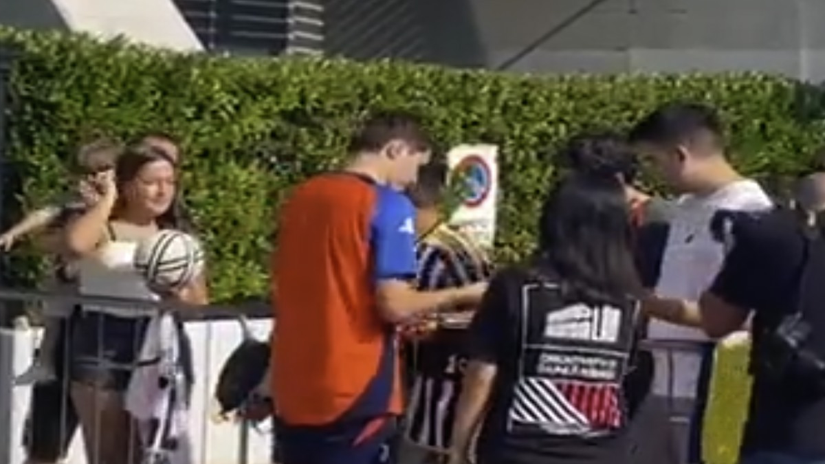 Chiesa Juve, visite mediche TERMINATE: bagno di folla per lui all'uscita dal J Medical - VIDEO 36 Federico Chiesa