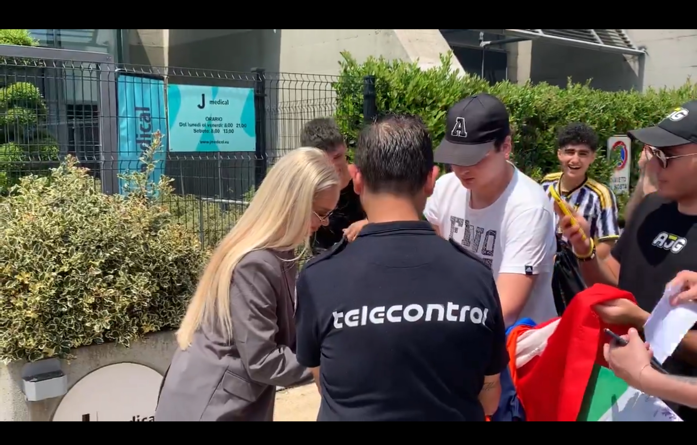 Juventus Women, visite terminate per Lehmann: Alisha incontra i tifosi e SVELA il numero di maglia! VIDEO 36 Alisha Lehmann