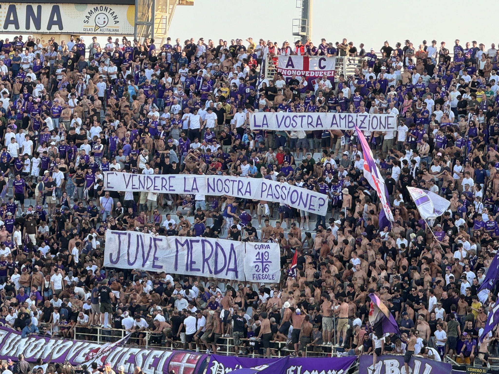 Nico Gonzalez Juve, i TIFOSI della Fiorentina non ci stanno! Ecco lo striscione in curva - FOTO 36
