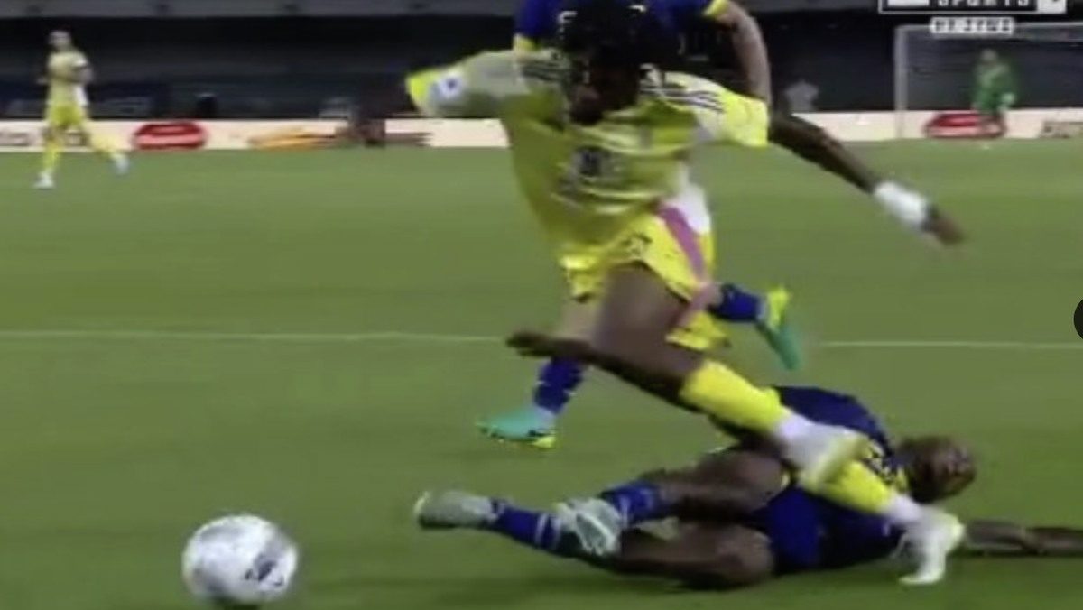 Mbangula Tchatchoua, lo juventino STESO in area: Giua INDICA subito il dischetto. Anche Marelli CONFERMA la decisione 36 Mbangula Tchatchoua