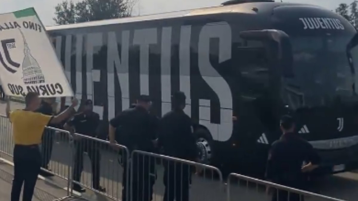 Juve Juventus Next Gen: la Prima Squadra è ARRIVATA allo Stadium. L'accoglienza dei tifosi - VIDEO 36 bus juventus