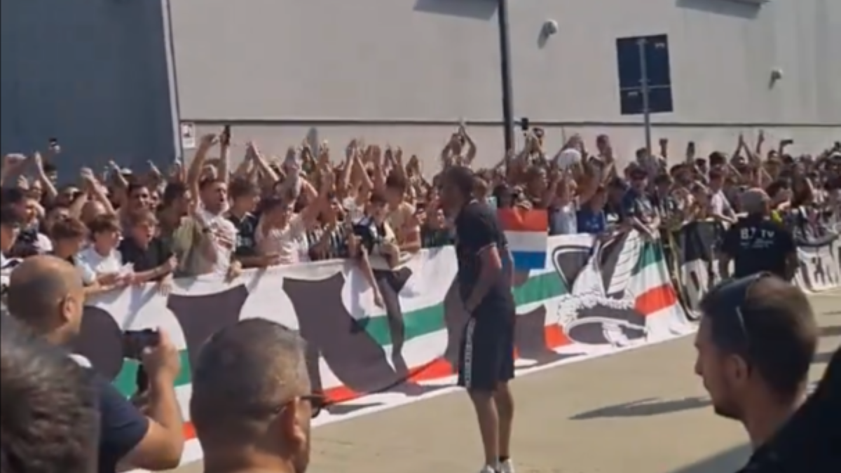 Koopmeiners Juve, entusiasmo alle stelle al J Medical: tifosi e ultras fanno partire cori e canti - VIDEO 36 tifosi-juve-j-medical
