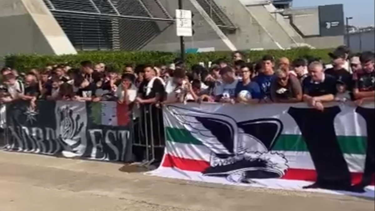 Koopmeiners Juve, cresce l'attesa al J Medical: tifosi e ultras attendono l'arrivo dell'olandese - VIDEO 36 tifosi-juve-j-medical