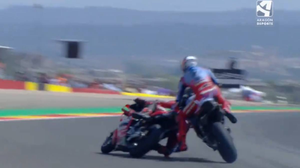 Bagnaia vittima di una BRUTTA CADUTA nel GP di Aragon! Il TIFOSISSIMO Juve scivola a -23 da Martin - VIDEO 36 bagnaia marquez