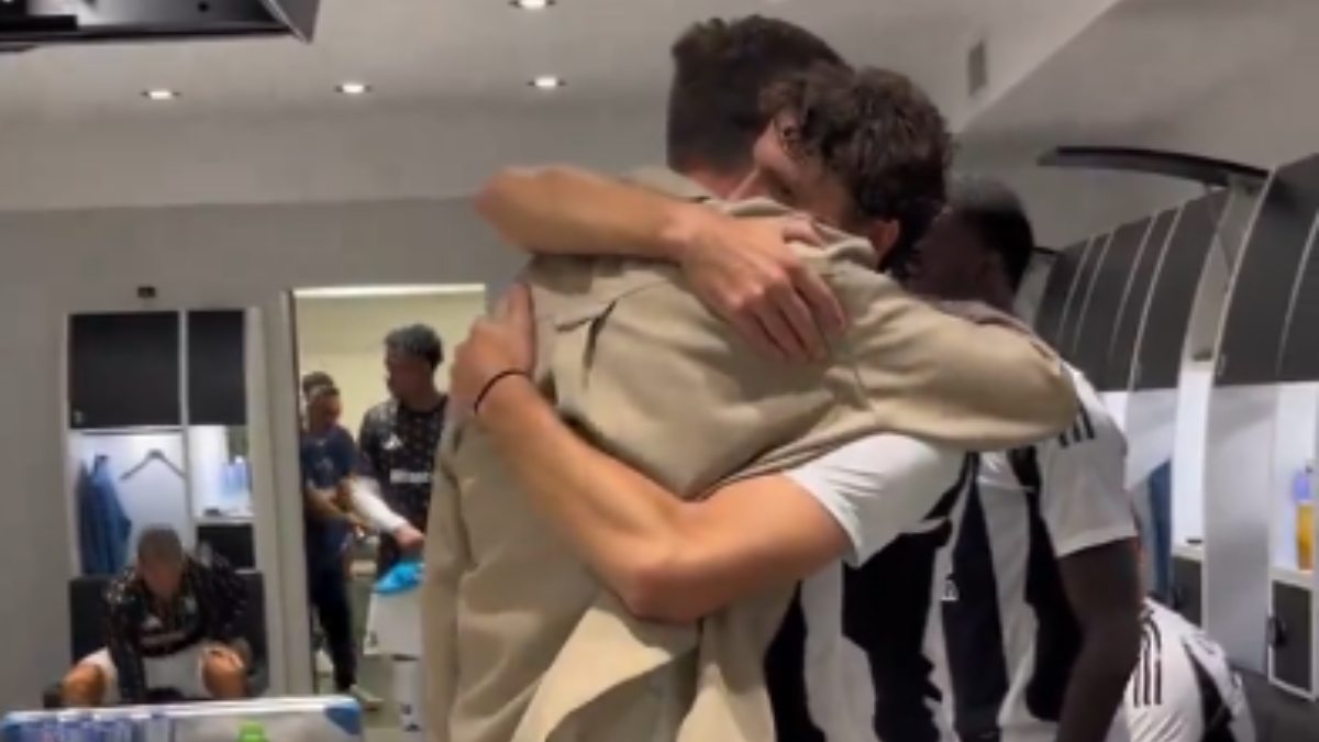 Szczesny Juve, l'ex portiere nello SPOGLIATOIO: affetto ed ABBRACCI che fanno IMPAZZIRE i tifosi - VIDEO 36 szczesny