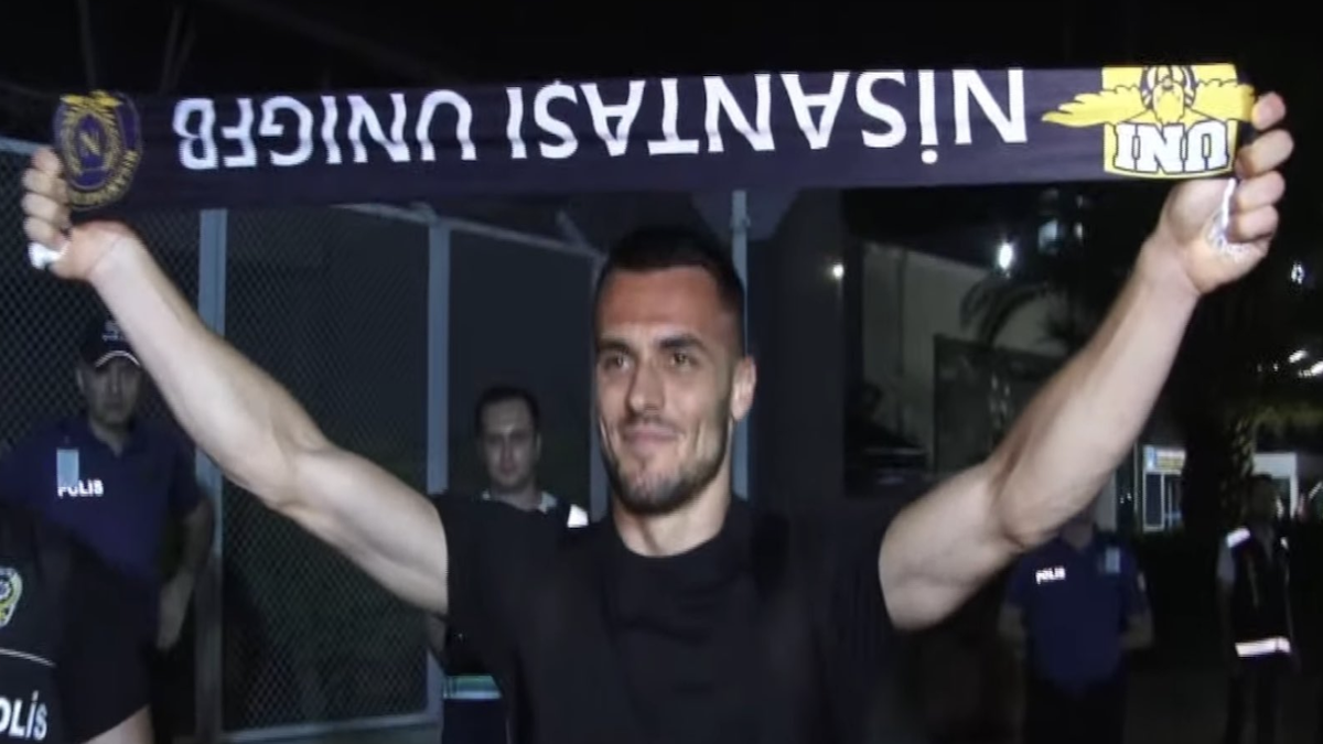 Kostic Fenerbahce, il serbo è ARRIVATO a Istanbul: ACCOGLIENZA INCREDIBILE per l'ex Juve - VIDEO 36 Kostic