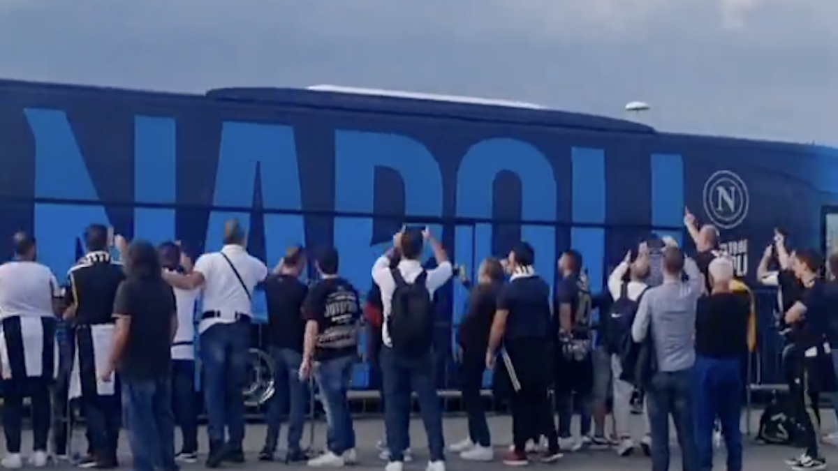 Juve Napoli si INFIAMMA: i tifosi bianconeri accolgono COSÌ il pullman dei partenopei! VIDEO 36 Pullman Napoli