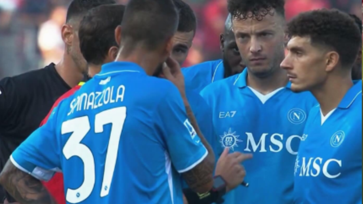 Cagliari Napoli, partita SOSPESA per oltre 5 minuti: cosa è SUCCESSO all'Unipol Domus 36 cagliari-napoli