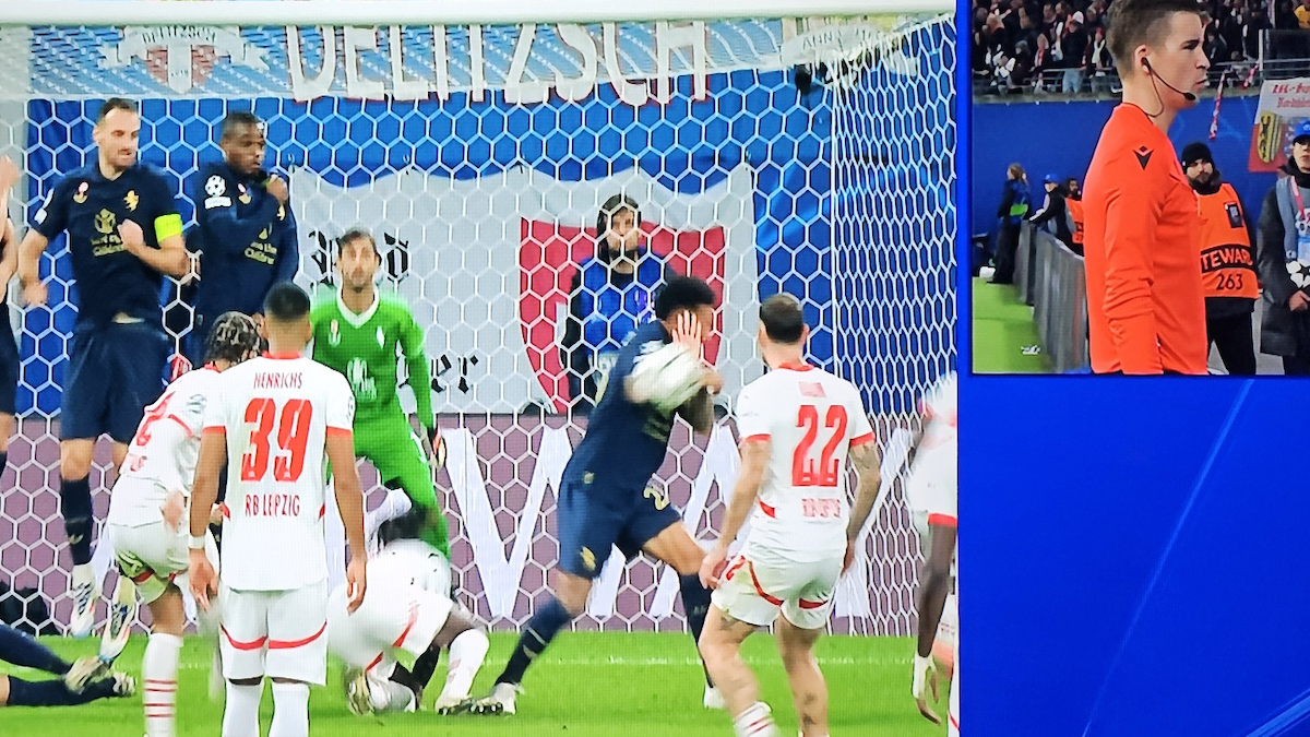 Mano Douglas Luiz, l'arbitro ASSEGNA calcio di rigore in Lipsia Juve: l'EPISODIO - FOTO 36 Douglas Luiz