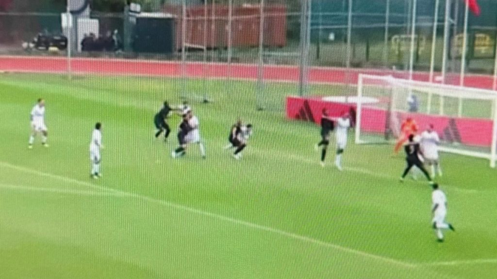 Juventus Next Gen Avellino: Poli tirato giù in area, niente rigore per i bianconeri! L'episodio scatena le proteste in campo - FOTO 37 rigore-poli-juventus-next-gen-avellino