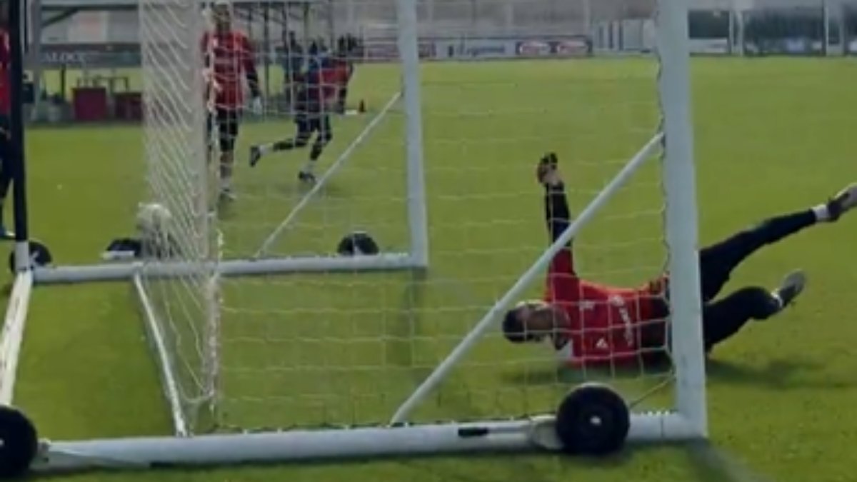 Allenamento Juve, aumenta l'intensità verso il Derby: la reazione di Perin scatena i tifosi. Il siparietto - VIDEO 36 allenamento juve