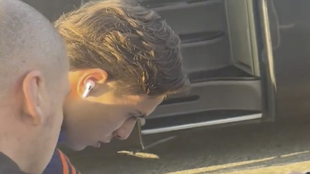 Juve Milan, bianconeri partiti da Caselle in direzione Riyad: inizia la missione Supercoppa Italiana. Foto e autografi per Yildiz con i tifosi - VIDEO 36 Yildiz tifosi