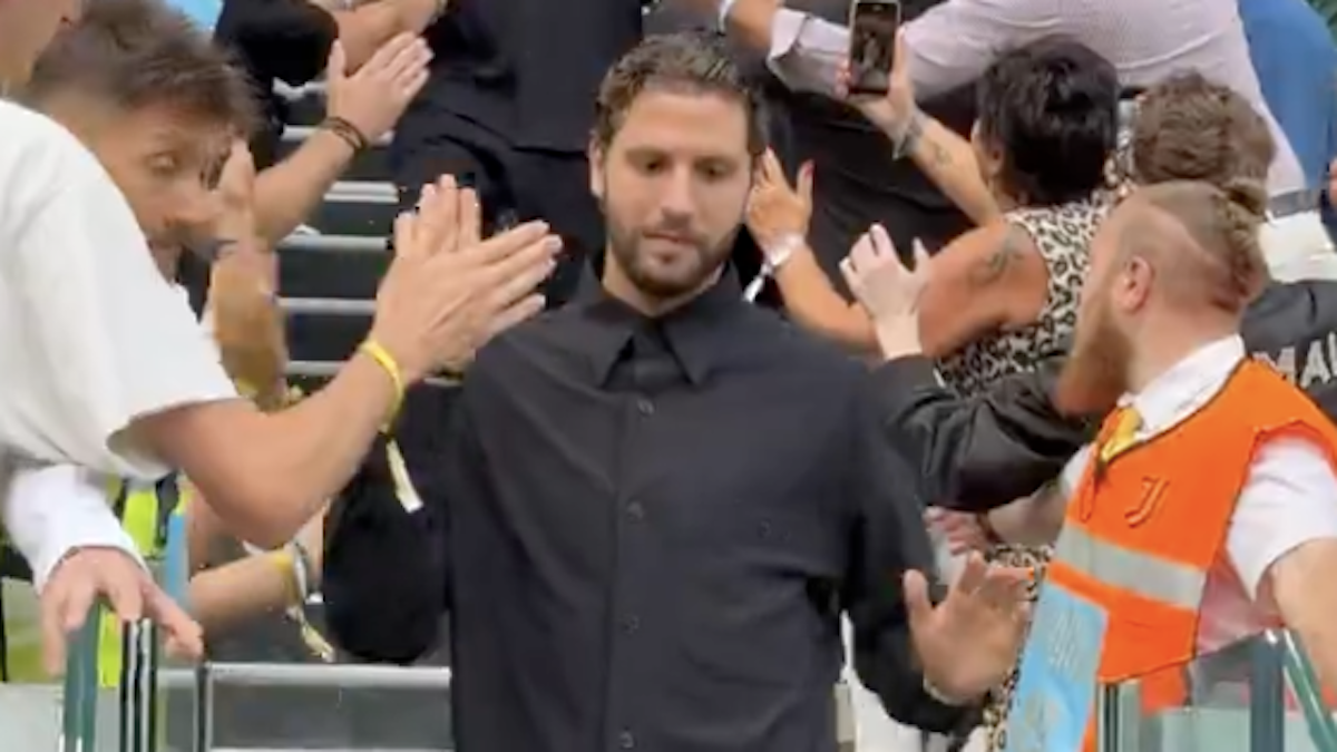 Giorgio Armani Juve, esordio del nuovo guardaroba allo Stadium: camicia nera e look total black per i bianconeri - VIDEO e FOTO 36 giorgio armani juve