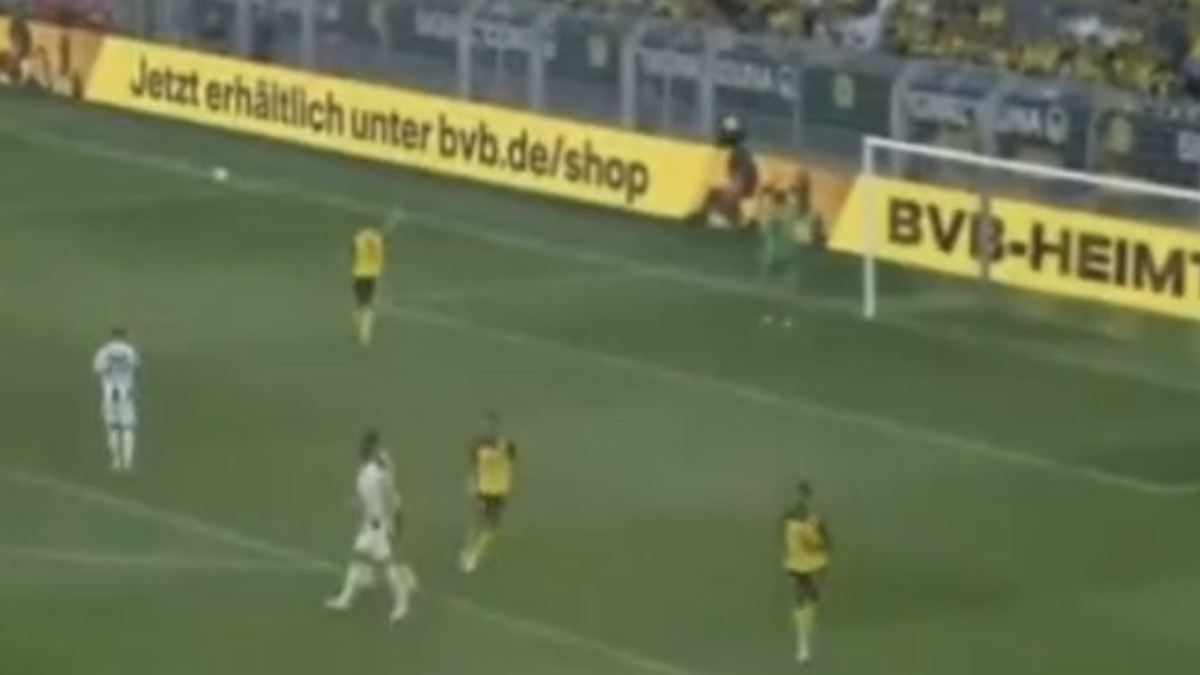 Vlahovic, cosa fai? Brutto tiro nel finale di Borussia Dortmund Juve che fa scatenare i tifosi sui social: ecco cosa è successo - VIDEO 36 vlahovic