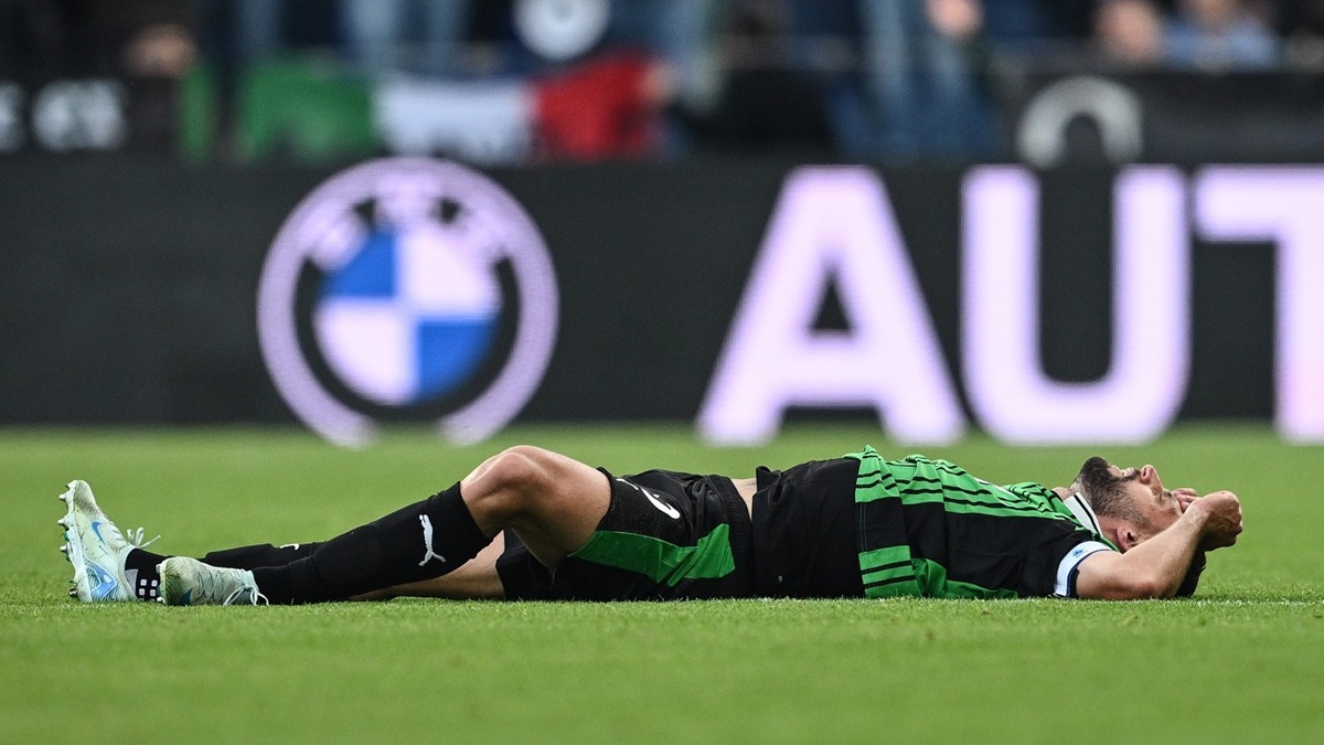 Infortunio Berardi: l’attaccante lascia il campo durante Como Sassuolo. Le sue condizioni preoccupano Grosso, ecco come sta