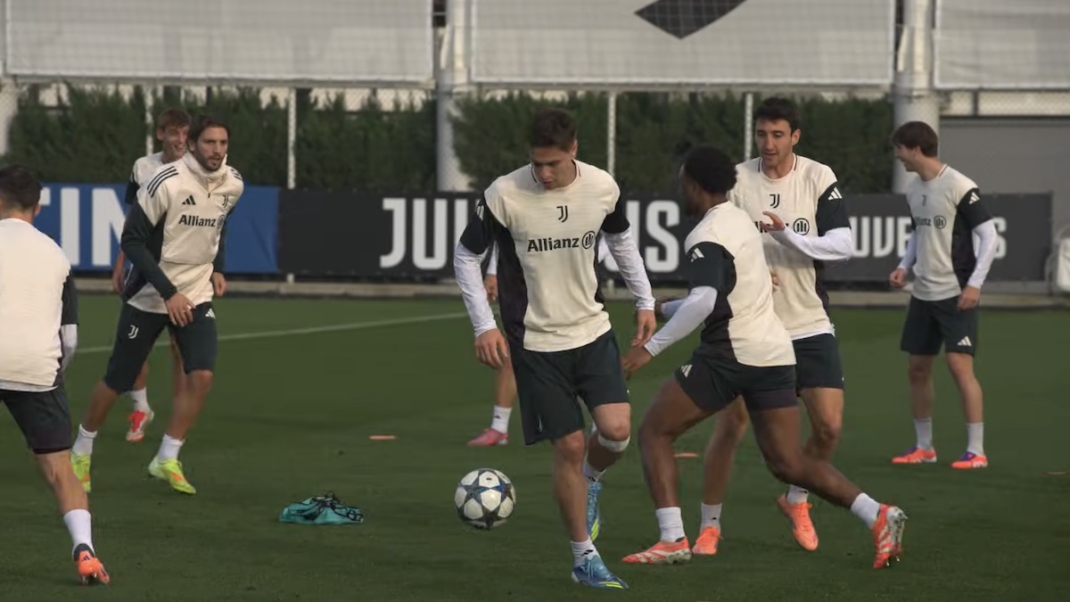 Allenamento Juve: ritmo e intensità alla Continassa alla vigilia dello Sporting. Quella giocata di Kostic su Cambiaso… – VIDEO
