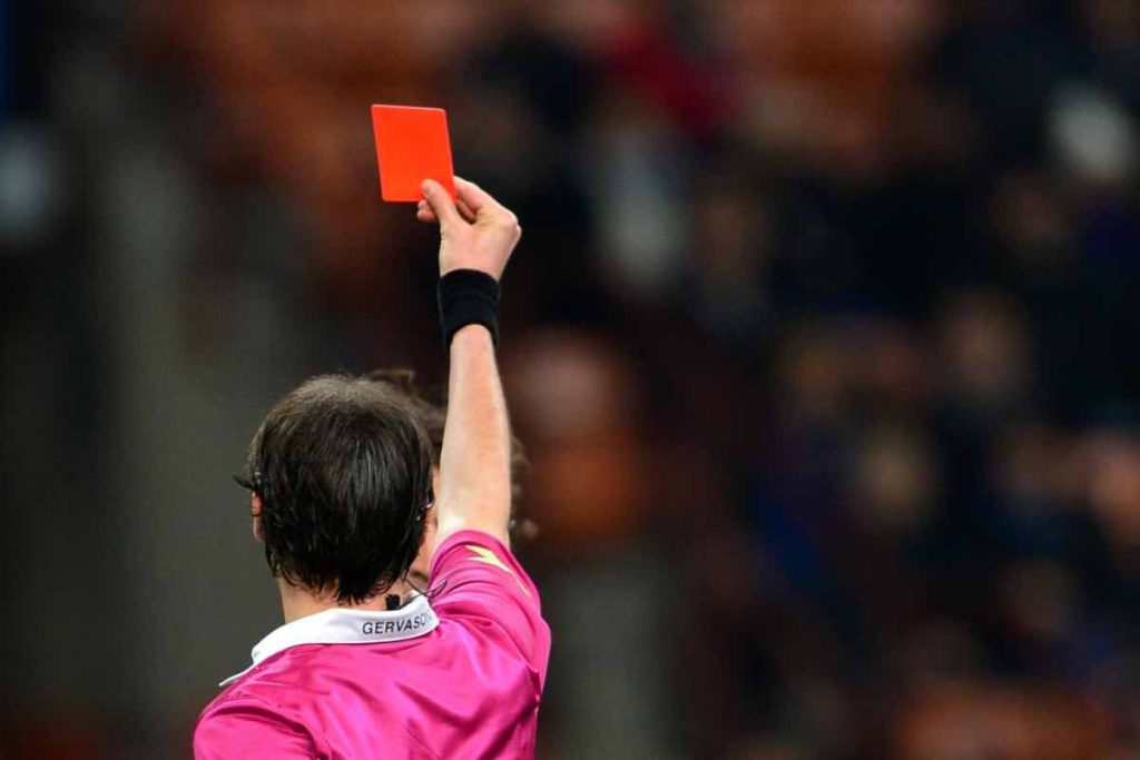 Arbitro espelle giocatore