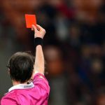 Arbitro espelle giocatore